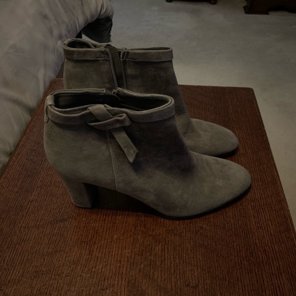 Bandolino size 10 Gray Suede. Never worn. 25.00